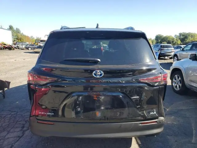 2025 TOYOTA SIENNA XLE  