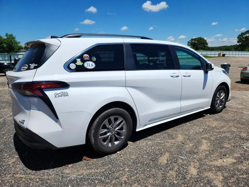 2022 TOYOTA SIENNA LE  