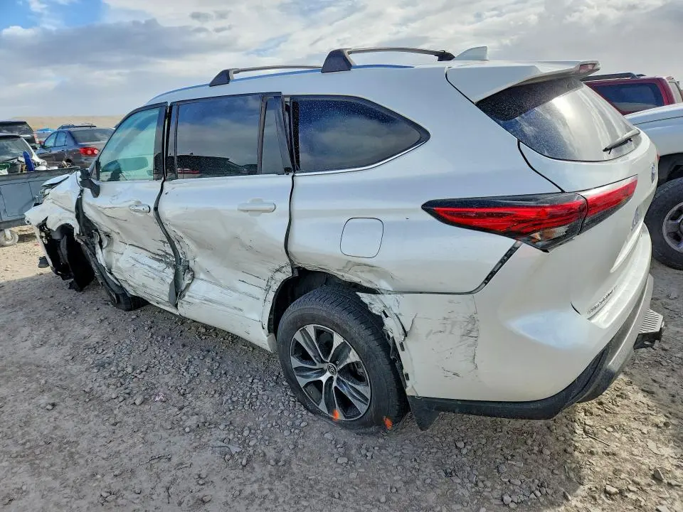 2021 TOYOTA HIGHLANDER XLE  