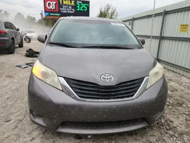 2013 TOYOTA SIENNA LE  
