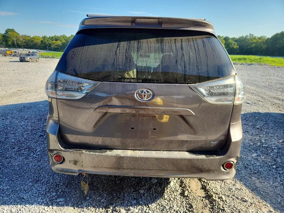 2016 TOYOTA SIENNA SE  