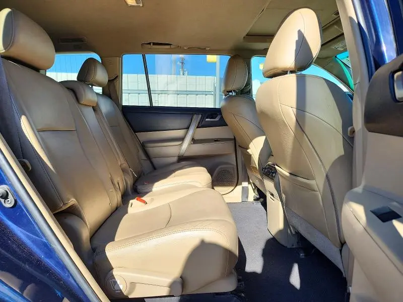 2012 TOYOTA HIGHLANDER SE  