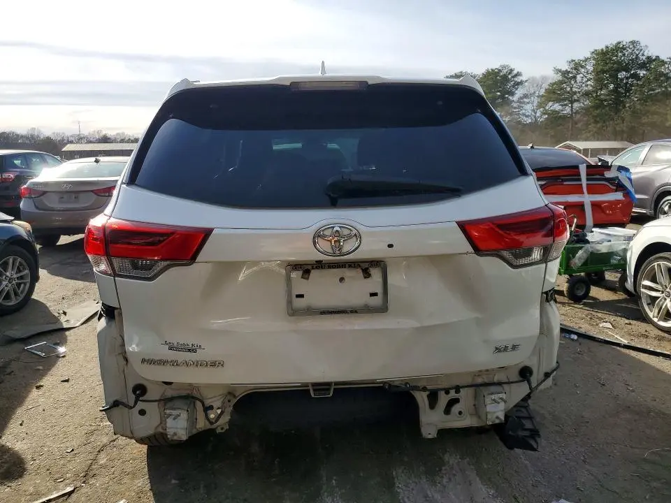 2018 TOYOTA HIGHLANDER SE  
