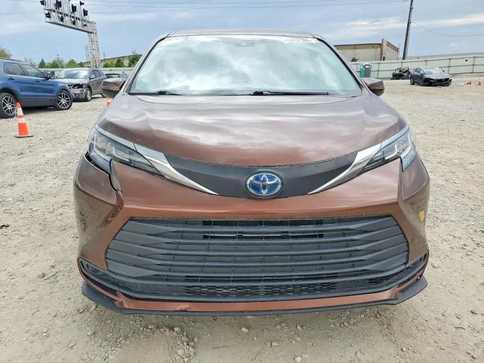 2021 TOYOTA SIENNA LE 8-PASSENGER  