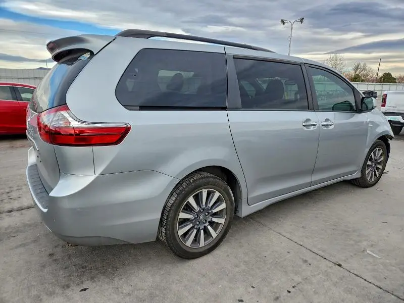 2020 TOYOTA SIENNA XLE  