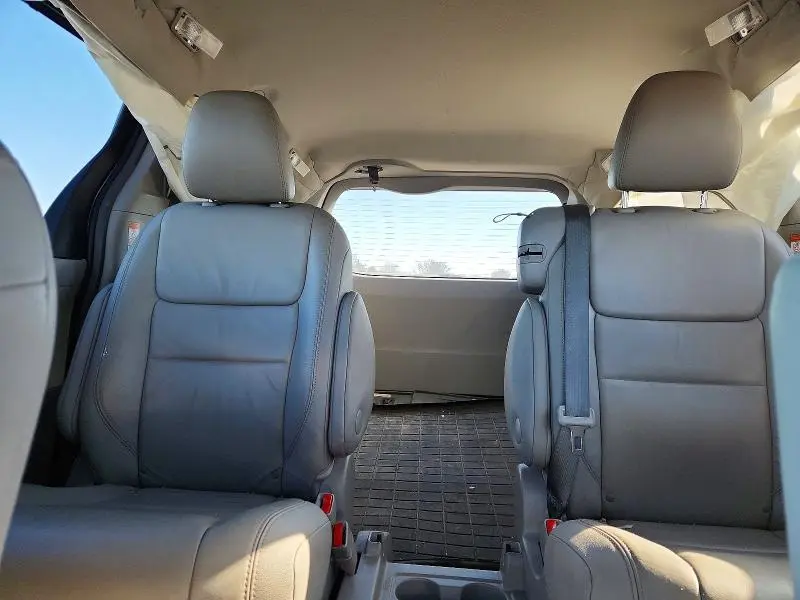 2016 TOYOTA SIENNA XLE  