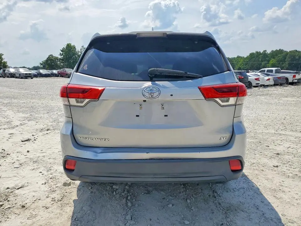2017 TOYOTA HIGHLANDER SE  