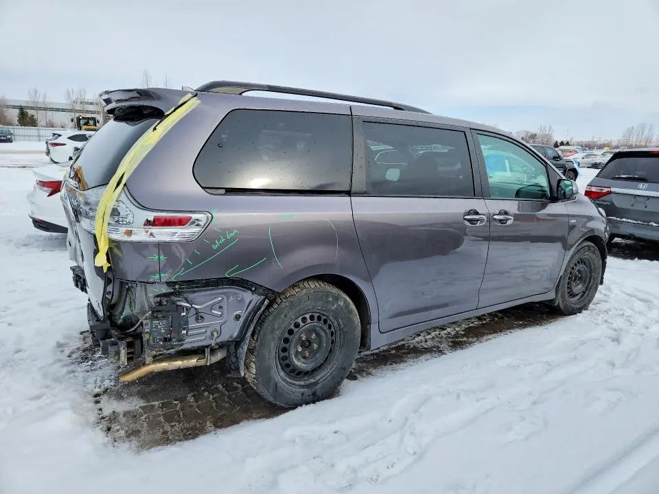 2020 TOYOTA SIENNA SE  