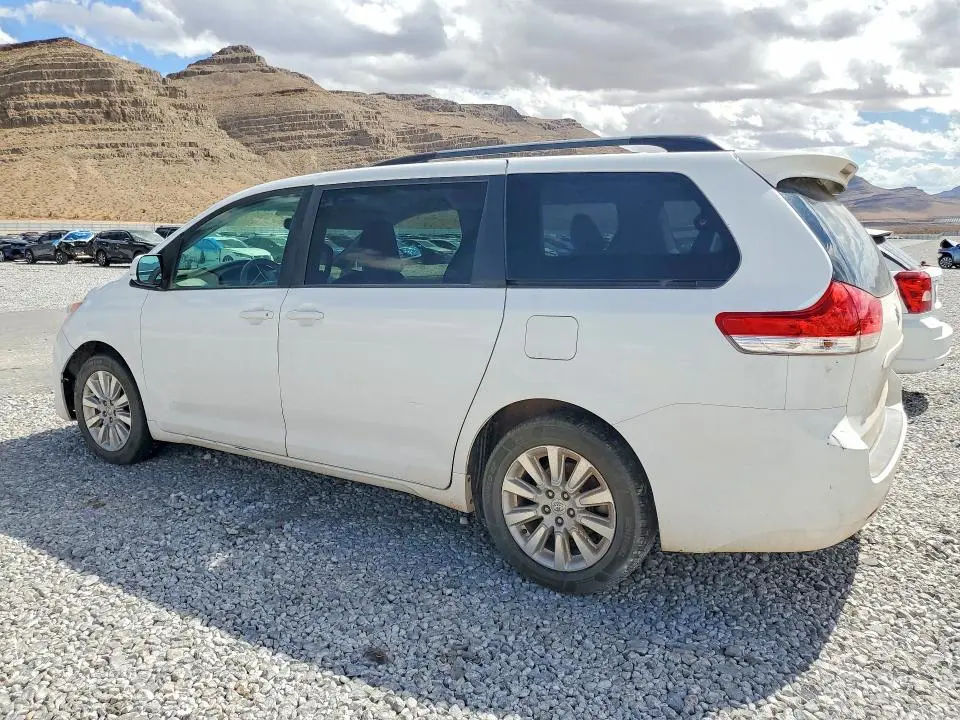 2013 TOYOTA SIENNA LE  