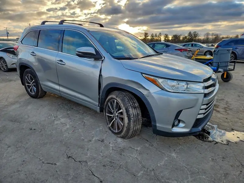 2017 TOYOTA HIGHLANDER SE  