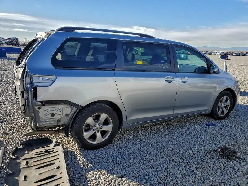 2017 TOYOTA SIENNA LE  