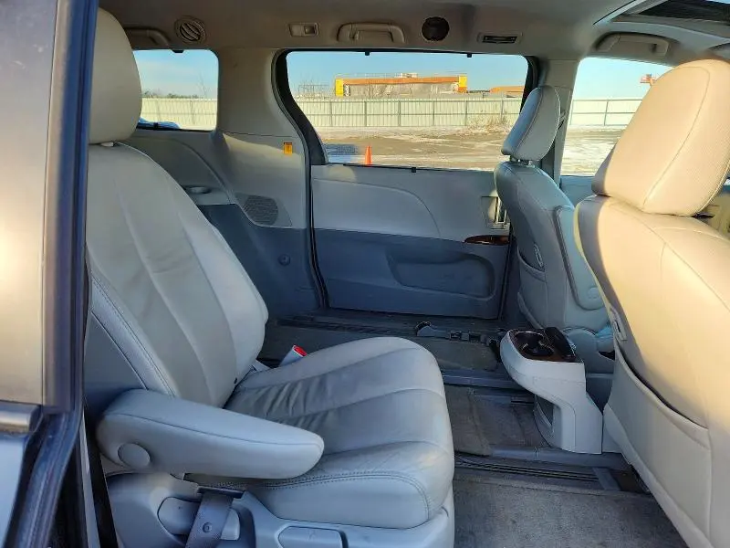 2013 TOYOTA SIENNA XLE  