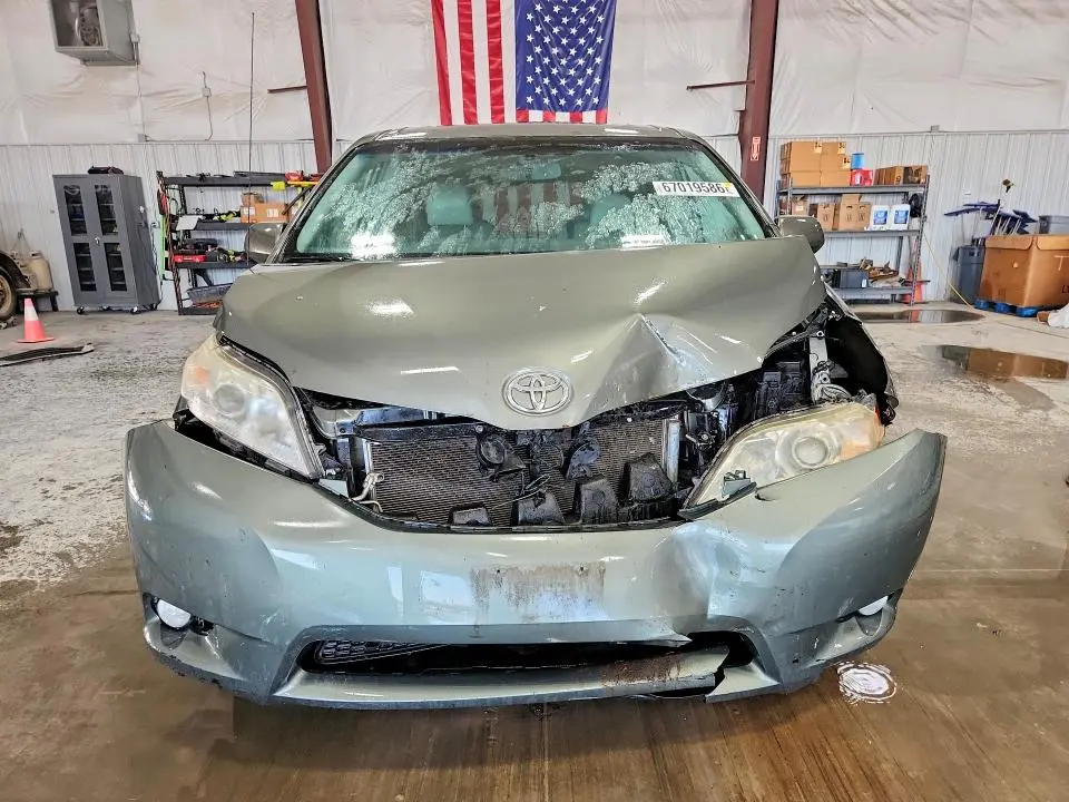 2014 TOYOTA SIENNA XLE 8-PASSENGER  