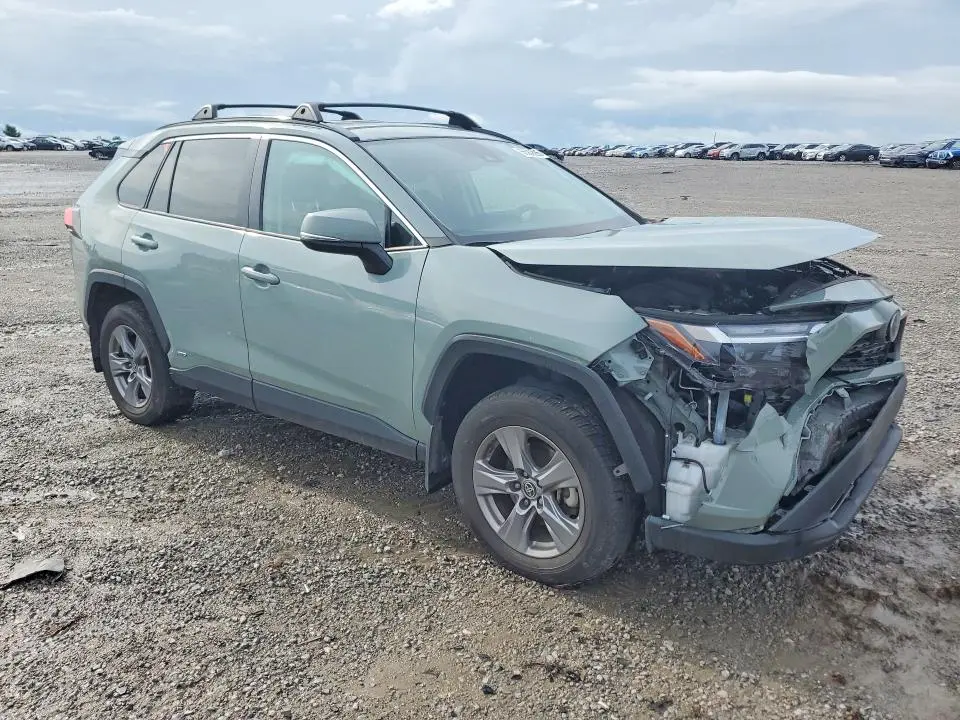 2022 TOYOTA RAV4 XLE  