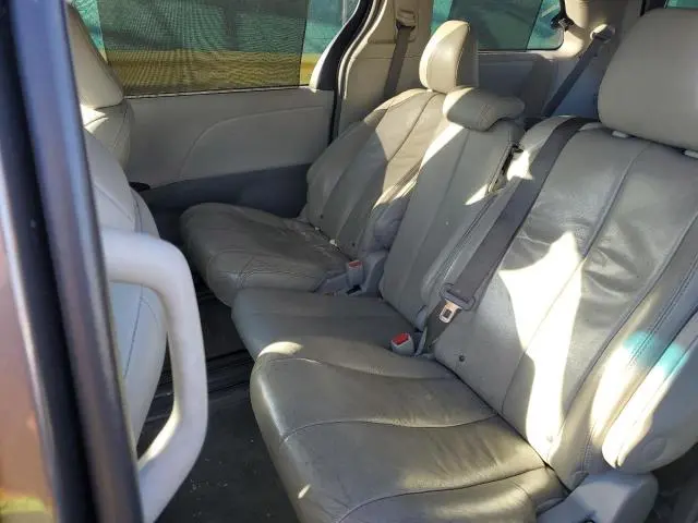 2013 TOYOTA SIENNA XLE  