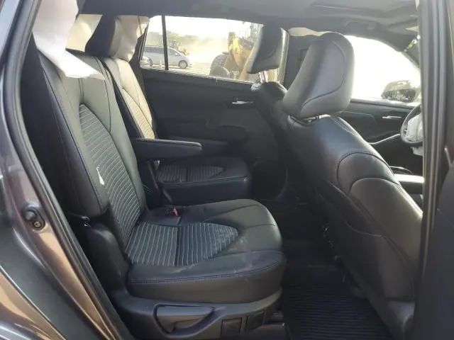 2024 TOYOTA HIGHLANDER LE  