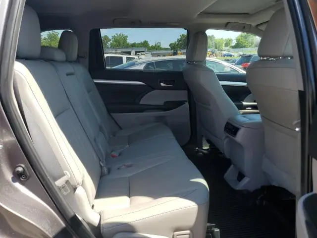 2019 TOYOTA HIGHLANDER SE  