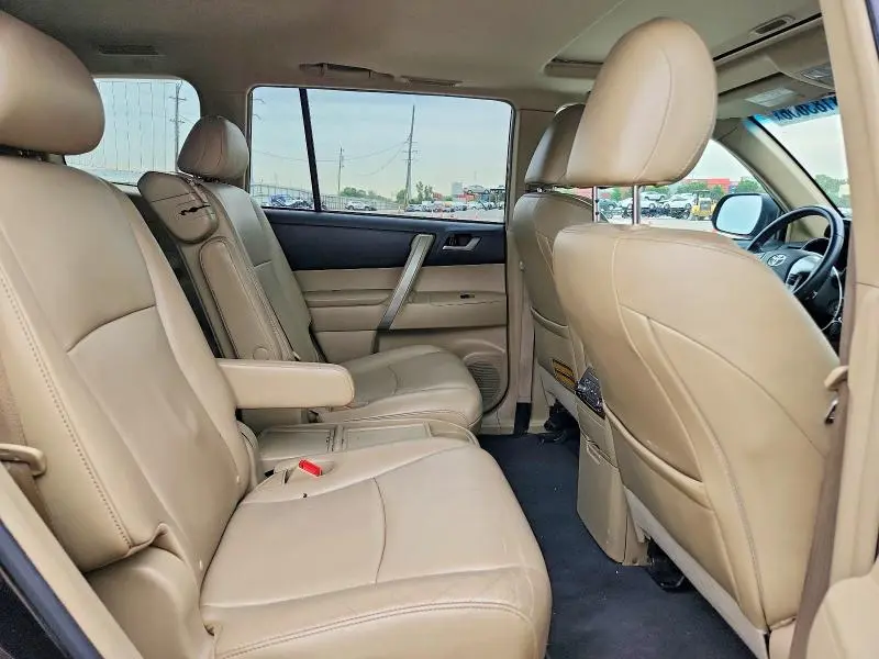2013 TOYOTA HIGHLANDER SE  