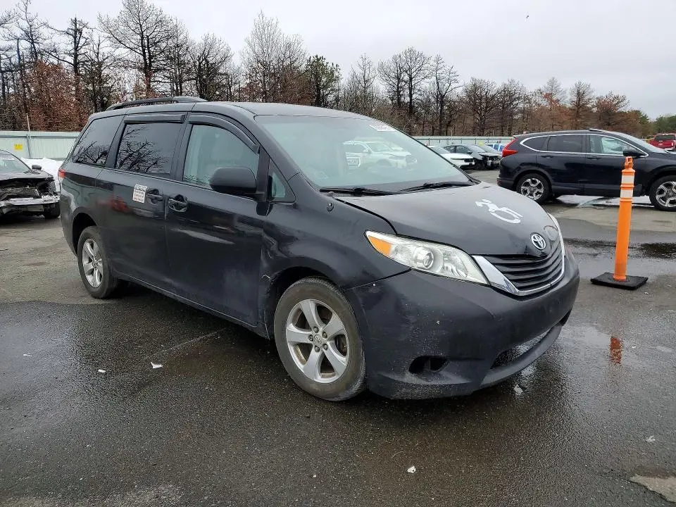 2013 TOYOTA SIENNA LE 8-PASSENGER  