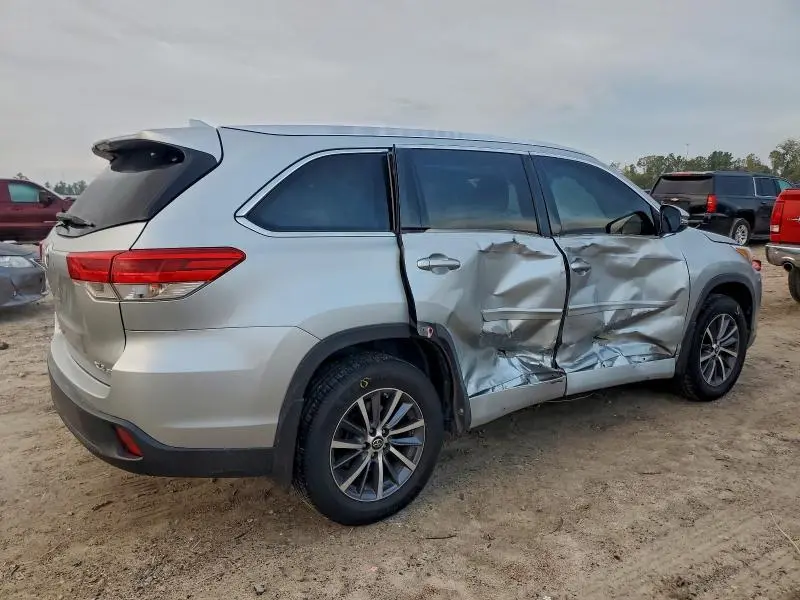 2017 TOYOTA HIGHLANDER SE  