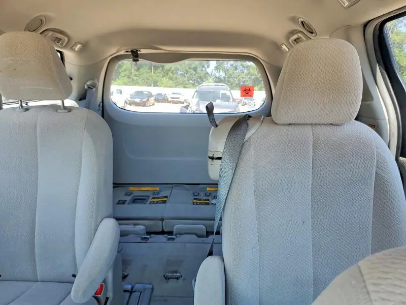 2013 TOYOTA SIENNA LE  