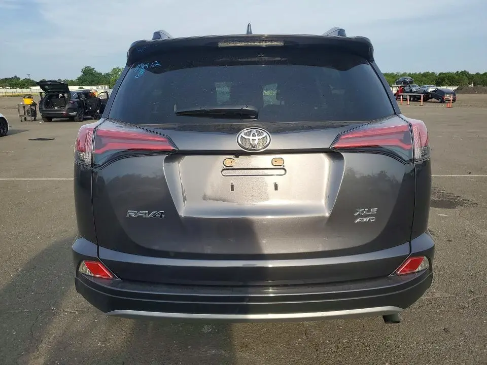 2018 TOYOTA RAV4 XLE  