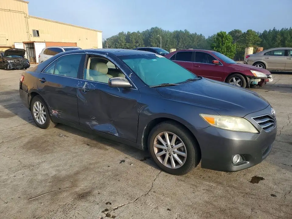 2011 TOYOTA CAMRY XLE V6  