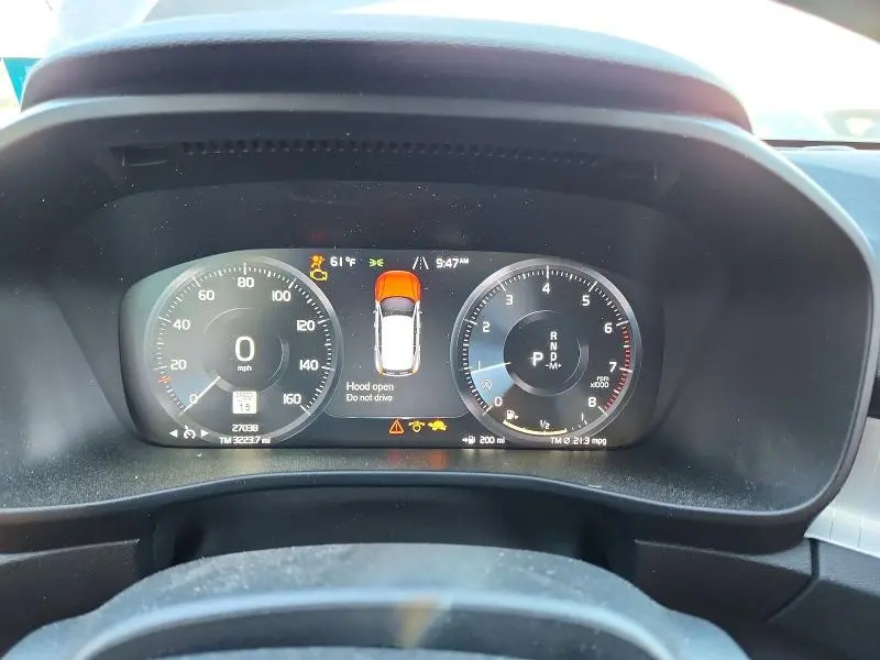 2020 VOLVO XC40 T5 MOMENTUM  