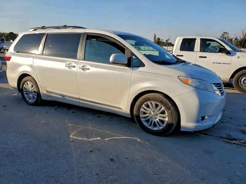 2015 TOYOTA SIENNA XLE  