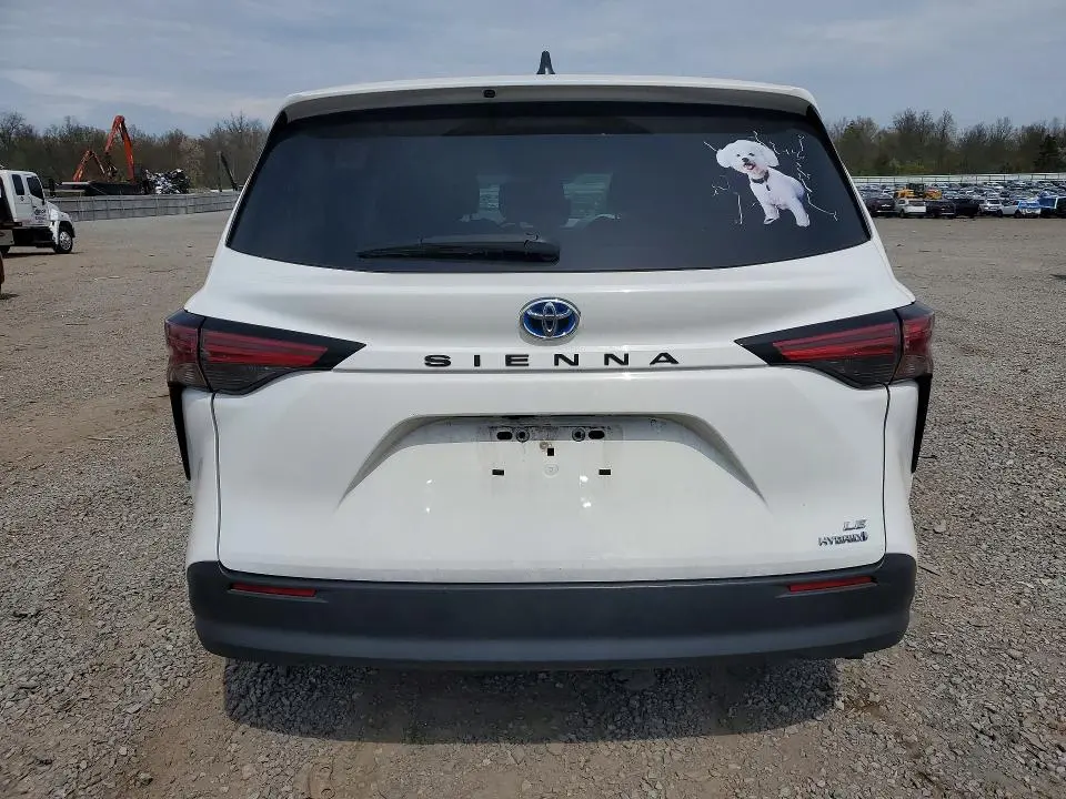 2022 TOYOTA SIENNA LE  