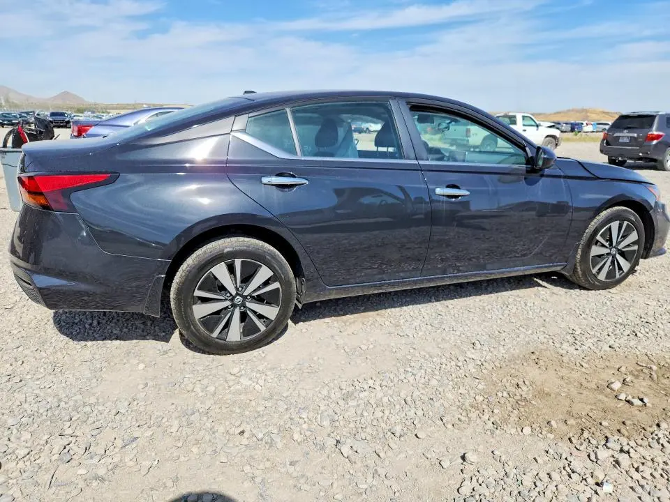 2022 NISSAN ALTIMA SV  