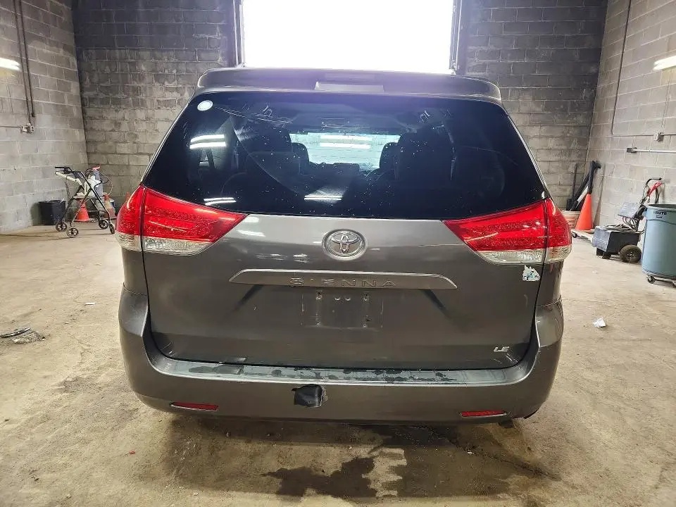 2012 TOYOTA SIENNA LE  