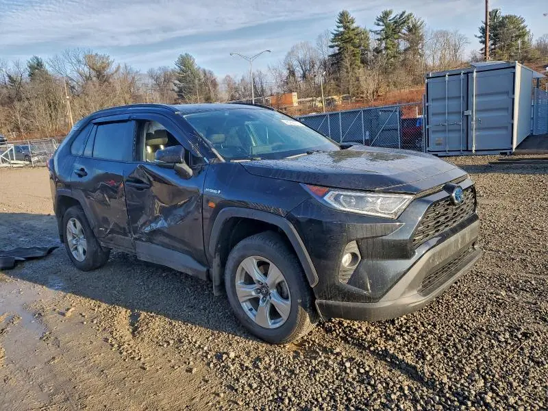 2018 TOYOTA RAV4 XLE  