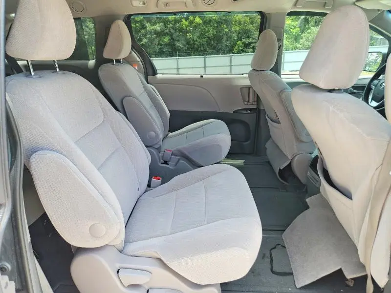 2017 TOYOTA SIENNA LE  