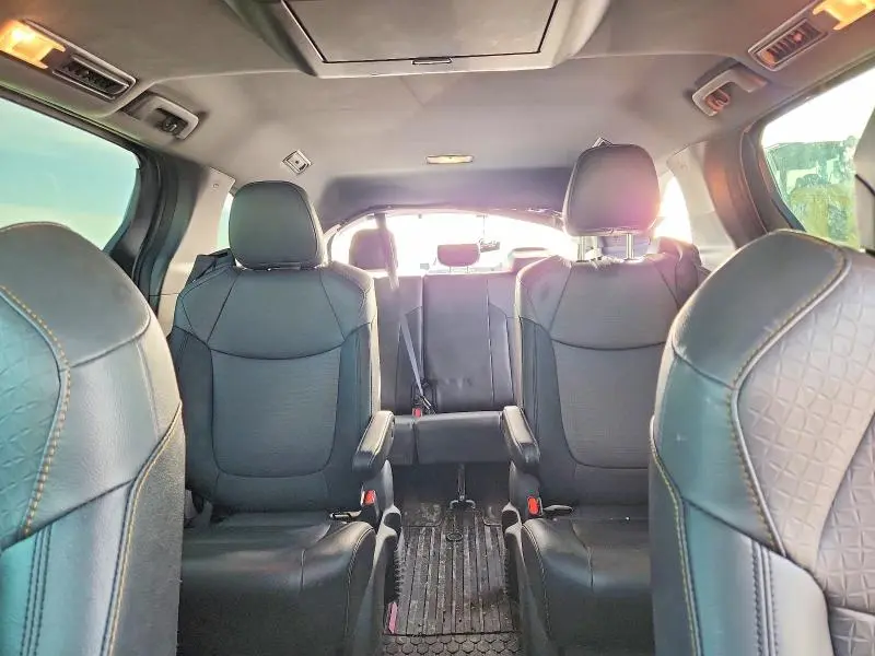 2022 TOYOTA SIENNA XLE  