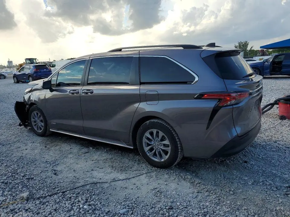 2021 TOYOTA SIENNA LE  