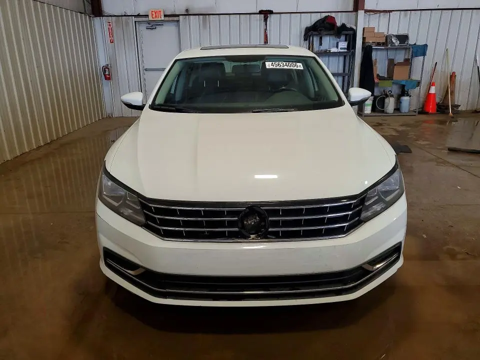 2018 VOLKSWAGEN PASSAT SE  