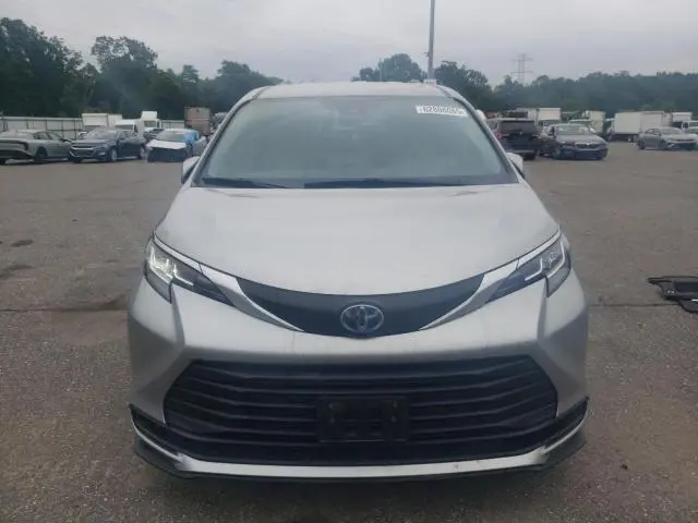 2022 TOYOTA SIENNA LE  