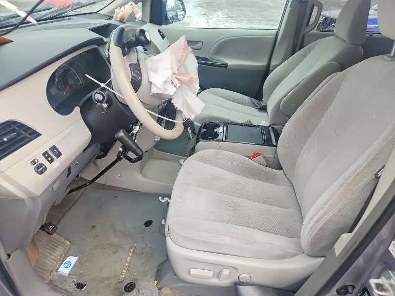 2013 TOYOTA SIENNA LE  