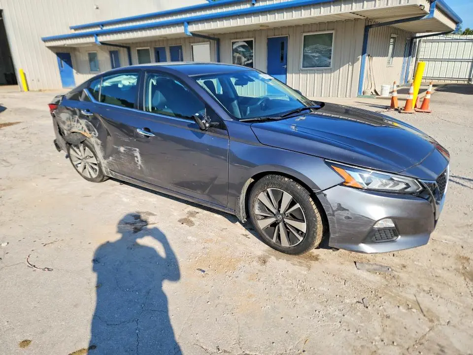 2022 NISSAN ALTIMA SV  