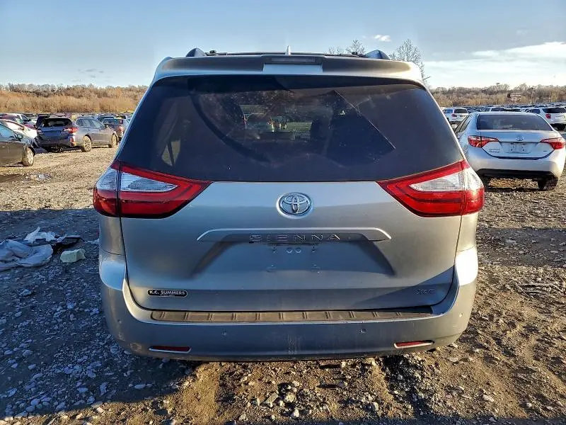 2019 TOYOTA SIENNA XLE  
