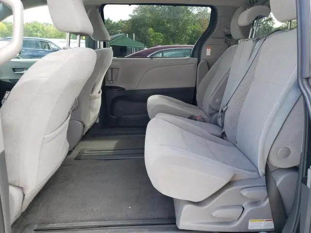 2018 TOYOTA SIENNA LE  