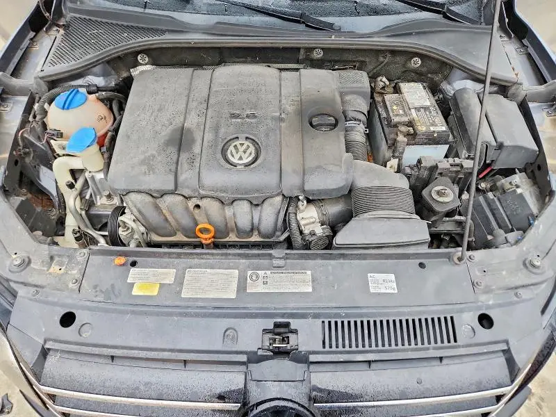 2013 VOLKSWAGEN PASSAT SE  