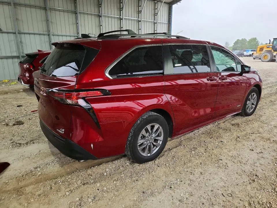 2021 TOYOTA SIENNA LE  