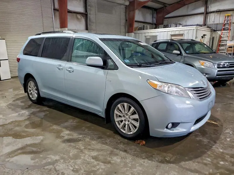 2017 TOYOTA SIENNA XLE  