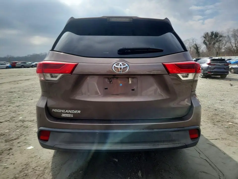 2018 TOYOTA HIGHLANDER LE  