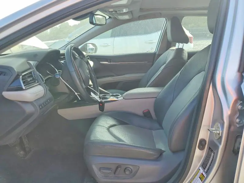 2020 TOYOTA CAMRY XLE  