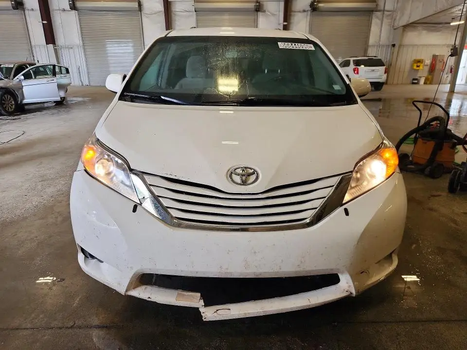 2017 TOYOTA SIENNA LE  