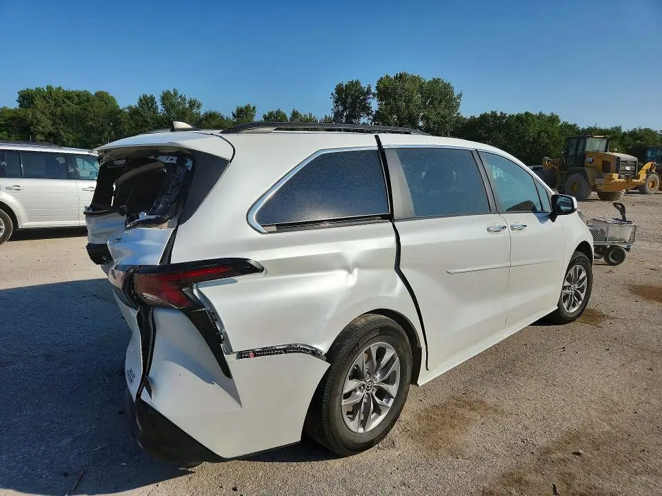 2023 TOYOTA SIENNA XLE  
