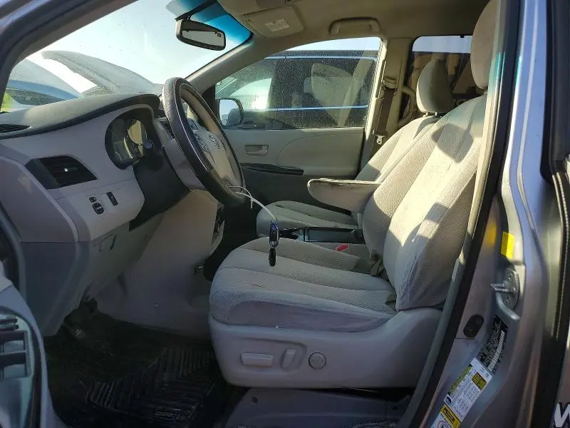 2011 TOYOTA SIENNA   